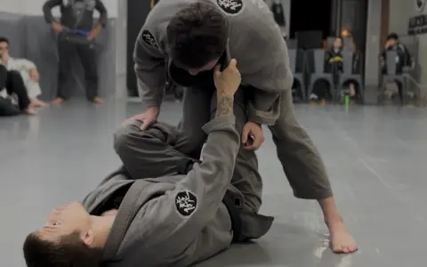Raspagem da Delariva usando a Lapela, indo sentido Single Leg