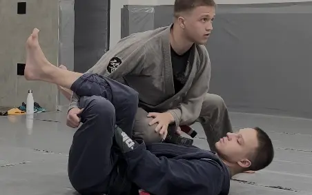 Toreada indo para o Joelho na Barriga da Guarda Laço