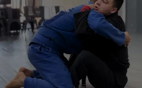 Raspagem da Borboleta usando as duas esgrimas e finalizando no Armlock da Montada