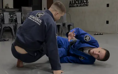 Como fazer o Berimbolo se seu adversário defender apoiando a mão