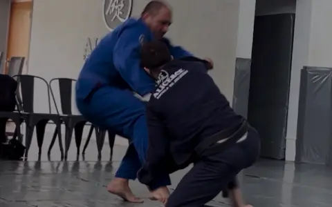 Puxada Falsa para Guarda derrubando Segurando o Calcanhar ( Ankle Pick )