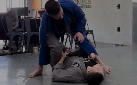 Raspagem da Laço dominando a calça e indo sentido a Guarda X