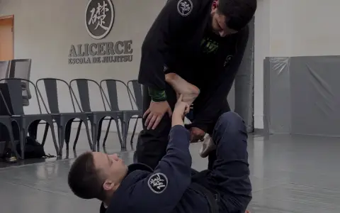 Se seu adversário tentar defender o Triângulo posturando, faça esta Raspagem