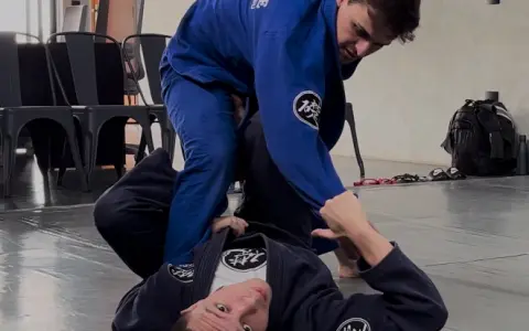 Botinha da Guarda X usando o Balãozinho