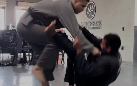 Passagem Barbosinha Voadora ( Knee Cut ) contra Puxada para Guarda