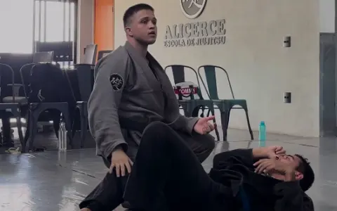 Sempre comece na frente quando seu adversário puxa para a guarda