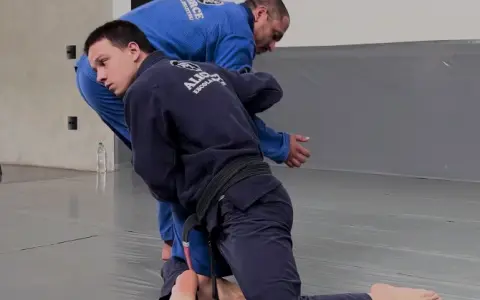 Kouchi Makikomi vindo do Arm Drag ( ou Collar Drag )