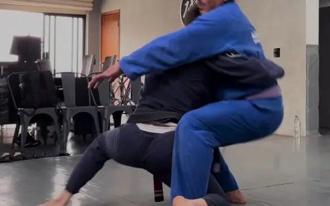 Ouchi Makikomi com duas Esgrimas