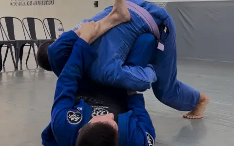 Defesa do Over Under criando o Escudo e com opções de atacar o braço