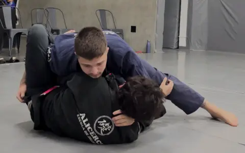 Passagem da Meia Guarda quando o guardeiro está abraçando a perna ( sentido Single Leg )