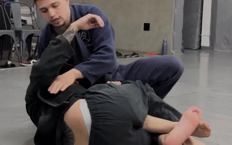 Indo sentido a Meia Guarda Invertida, voltando sentido a montada e cruzando o Joelho para passar a Meia Guarda