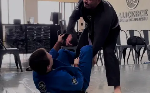 Raspagem da Laço com Delariva Invertida quando o adversário tenta posturar