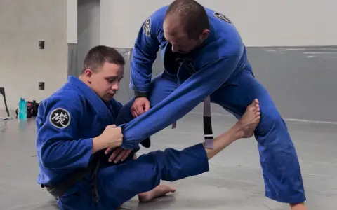 Raspagem da Delariva dominando a manga e abraçando a perna
