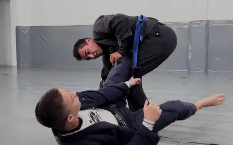 Raspagem Avançada amarrando as duas pernas de seu adversário ( Vindo da Delariva Lapela )