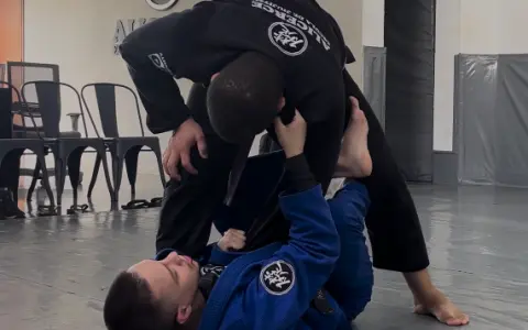 Raspagem da Guarda X dominando a manga mais longe vindo da transição da Guarda Aranha para One Leg X