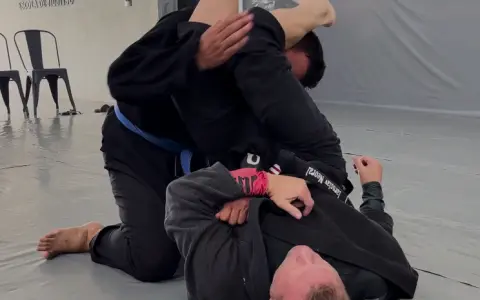 Mini Labirinto da Guarda Aranha - Omoplata > Triângulo > Armlock quando seu adversário tenta passar pisando na perna