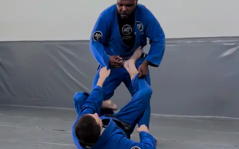 Como raspar no Tripé 2 se seu adversário estiver segurando a calça