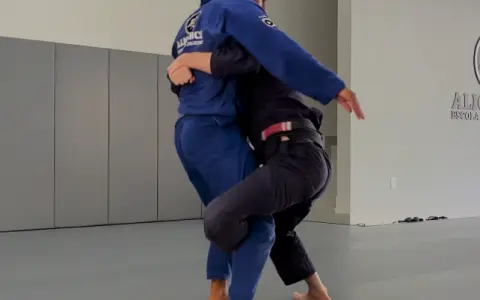 Contra-ataque da Passagem Tradicional fazendo abdominal e derrubando usando a Cinturada e Gancho