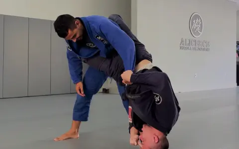 Raspagem do Exorcista com opção para Montada ou Armlock