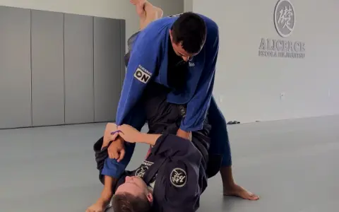 Raspagem da Guarda Fechada sentido Omoplata & Sentido LegLock
