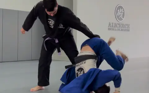 Raspagem da Guarda Fechada fazendo o rolamento para trás e derrubando sentido Single Leg