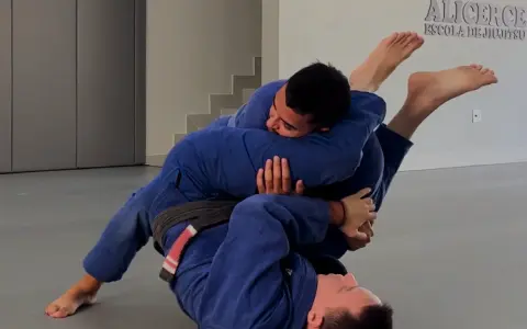 Armlock quando seu adversário faz a Defesa da Cruz