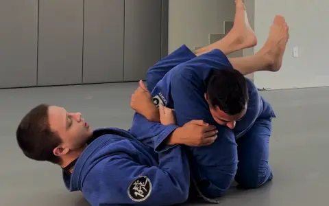 O segredo para pegar o Armlock mesmo com a Defesa da Cruz