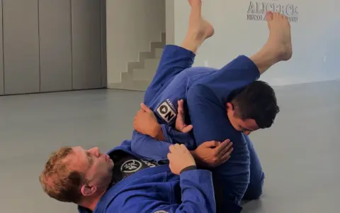 Raspagem Old School da Guarda Fechada vindo da Defesa do Armlock