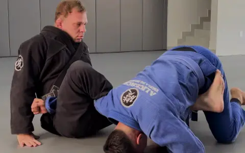 Omoplata Invertido da Guarda Fechada